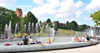 Multimedialny Park Fontann to jedno z najważniejszych miejsc na turystycznej mapie Warszawy. Ten niezwykły park, który łączy sztukę, technologię i wodę, został otwarty w 2011 roku i od tego czasu przyciąga rzesze turystów oraz mieszkańców stolicy. Położony jest na Skwerze 1 Dywizji Pancernej WP na Podzamczu, pomiędzy ulicami Boleść, Wybrzeże Gdańskie, Sanguszki i Rybaki na Nowym Mieście. W tym tekście przybliżymy Wam ciekawostki i zaskakujące fakty związane z tym wyjątkowym miejscem. Lokalizacja i otoczenie Multimedialny Park Fontann usytuowany jest u podnóża warszawskiej skarpy, co sprawia, że jest doskonałym punktem widokowym na Wisłę oraz panoramę Starego Miasta. W otoczeniu parku znajduje się wiele innych atrakcji turystycznych, takich jak Warszawska Strefa Rodziny, która oferuje spory plac zabaw dla dzieci. To sprawia, że jest to idealne miejsce na rodzinne spacery i spotkania z przyjaciółmi. Pokazy multimedialne Jednym z głównych powodów, dla których turyści odwiedzają park, są pokazy multimedialne. Odbywają się one codziennie, z wyjątkiem niedziel, a wieczorami w soboty prezentowane są spektakularne widowiska z muzyką, światłem i wodą. Efekty wizualne i dźwiękowe łączą się ze sobą, tworząc niezapomniane doświadczenia dla widzów. Fontanny i struktury wodne Park oferuje także liczne fontanny, które zachwycają nie tylko swoim wyglądem, ale również interaktywnością. Dzieci i dorośli mogą się bawić wodą, a zimą skarpa zamienia się w miejsce idealne do zjeżdżania na sankach. W sumie na terenie parku znajduje się dziewięć fontann, a największa z nich osiąga wysokość nawet 30 metrów. Impresjonistyczne inspiracje Multimedialny Park Fontann nie jest jedynym miejscem w Warszawie, gdzie sztuka łączy się z technologią. W stolicy odbyła się również multimedialna wystawa impresjonistów - Immersive Monet & The Impressionists. To pokazuje, że Warszawa to miasto, które łączy tradycję z nowoczesnością, co widać również w koncepcji parku fontann. Dostępność i parking Multimedialny Park Fontann jest łatwo dostępny zarówno dla turystów, jak i mieszkańców Warszawy. W pobliżu parku znajdują się parkingi, co ułatwia przyjazd samochodem. Ponadto, dzięki dogodnej lokalizacji, można tam dotrzeć również komunikacją miejską. Przyjazne dla środowiska Park Fontann został zaprojektowany z myślą o ekologii. Wodę, która jest wykorzystywana w trakcie pokazów, poddaje się procesowi recyrkulacji, dzięki czemu zużycie jest minimalne. To ważne z uwagi na rosnącą świadomość ekologiczną społeczeństwa oraz dbałość o zasoby naturalne. Przestrzeń dla kreatywności Park Fontann to nie tylko miejsce do wypoczynku i relaksu, ale także przestrzeń dla artystów. W ramach imprez kulturalnych odbywają się tu występy, koncerty czy spektakle teatralne. Jest to więc miejsce, gdzie można doświadczyć różnorodnych form sztuki. Integracja z otoczeniem Multimedialny Park Fontann został zaprojektowany tak, aby wpisywać się w istniejący krajobraz miasta. Starannie dobrana roślinność, układ przestrzenny oraz materiały użyte do budowy parku sprawiają, że stanowi on harmonijną część warszawskiego Nowego Miasta.