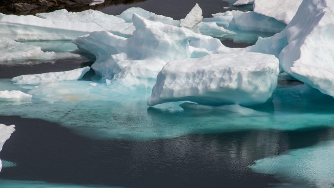 dryfujący lód