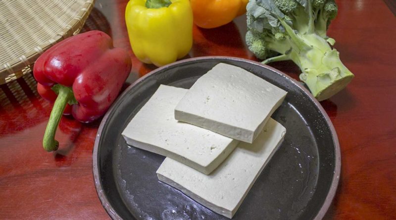 pokrojone tofu na talerzu