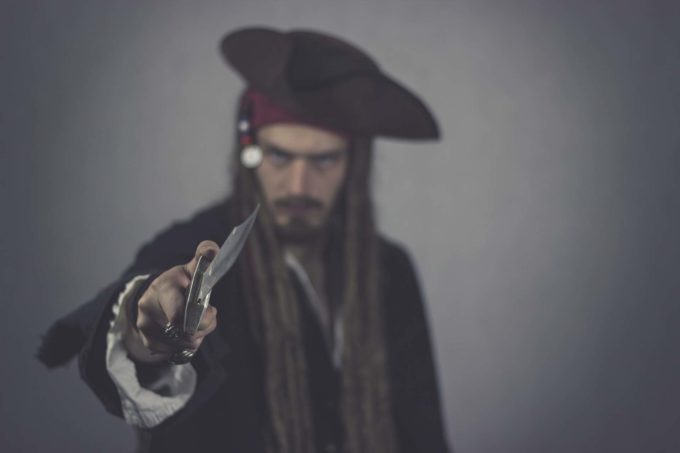 pirat z bronią