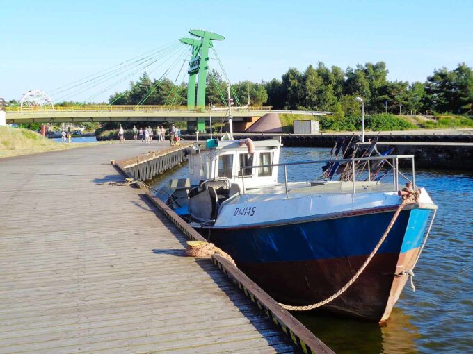 łódka rybacka i most