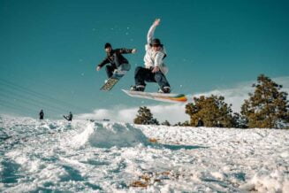 Czym kurtka snowboardowa różni się od narciarskiej? Jak ją wybrać?