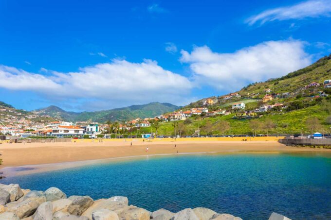 Słynna plaża Machico w czasie wakacji, w słońcu i z błękitną wodą w morzu na Maderze - Portugalia