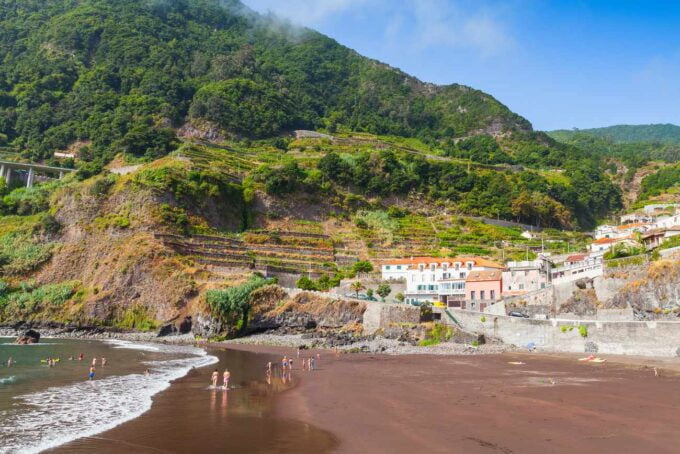 Plaża Seixal z odpoczywającymi ludźmi. Krajobraz wyspy Madera, Portugalia