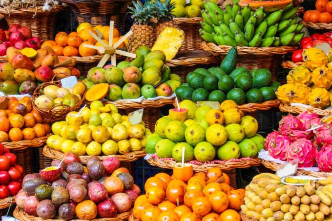 Owoce tropikalne na słynnym targu w Funchal, wyspa Madera, Portugalia. Owoce egzotyczne. Banan, mango lub awokado. Kolorowe jedzenie, zdrowy styl życia.