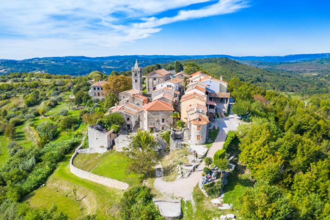 Piękne stare miasto Hum na wzgórzu, tradycyjna architektura w Istrii