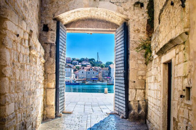 Widok na bramę miejską w starym śródziemnomorskim mieście Trogir, Chorwacja