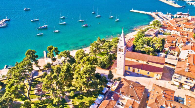 Zabytkowe centrum, architektura i żeglarstwo. Widok na wybrzeże, archipelag Istria