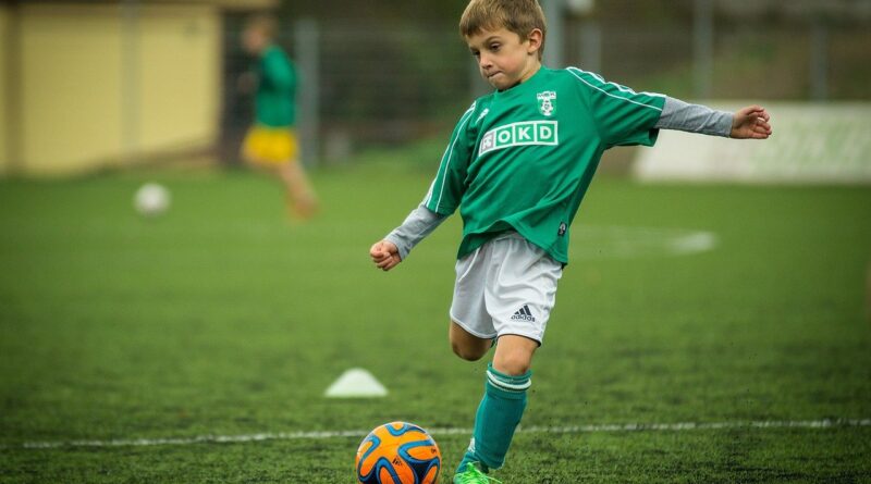 chłopiec grający w piłkę