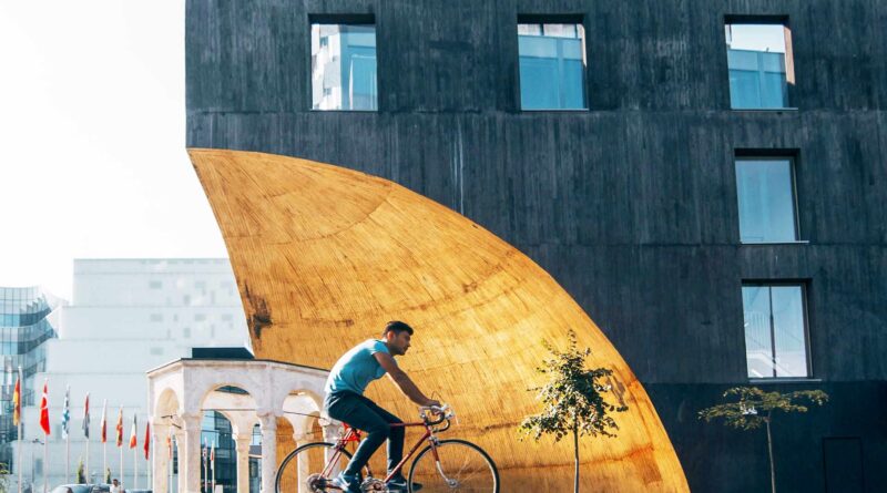 mężczyzna jadący na rowerze w pobliżu budynku