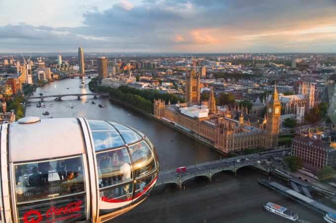 London Eye (135 m wysokości, średnica 120 m) to słynna atrakcja turystyczna nad Tamizą w Londynie