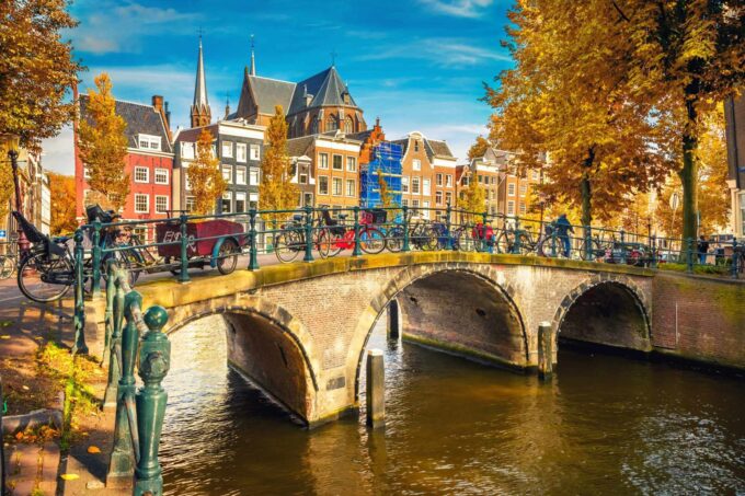 Mosty nad kanałami Amsterdamu jesienią