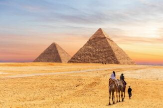 Piramidy w Gizie i turyści na wielbłądzie, Egipt