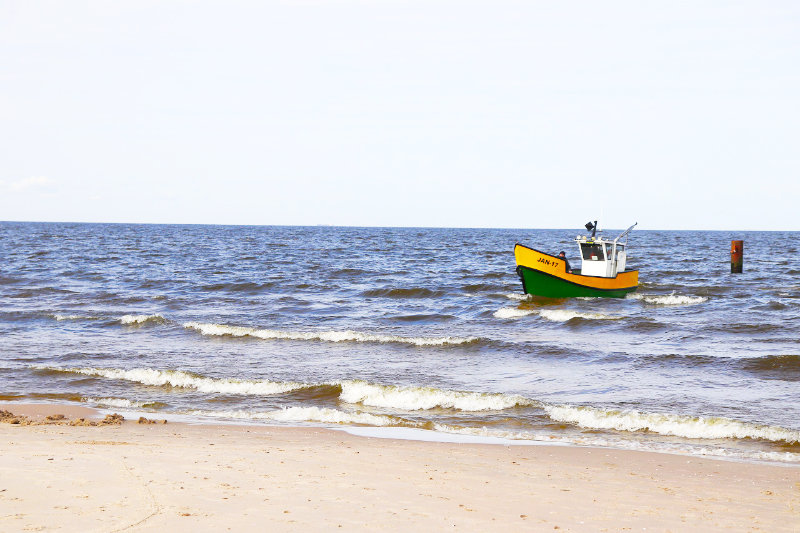Jantar atrakcje: łódka przy plaży