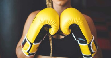 kobieta trenująca boks