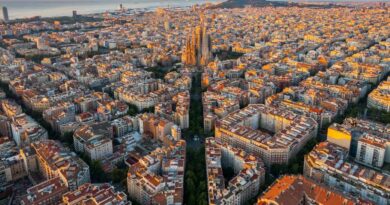 Od architektury Gaudíego po andaluzyjskie flamenco. Jak połączyć zwiedzanie z plażowaniem w Hiszpanii?